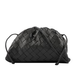 ◎經典品牌 編織設計|◎頂級羊皮 質感絕佳|◎新款上架 手刀搶購品牌:BOTTEGAVENETA/BV品牌定位:國際精品背法:斜背/側背包款:斜背包/側背包顏色:黑色系外層材質:羊皮流行元素:菱格,編