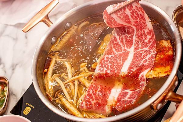 【台中美食】咾鍋風味鍋物-網美神級火鍋店，可愛的小熊火鍋，多樣變化的炙燒料理服務及化妝品甜點！