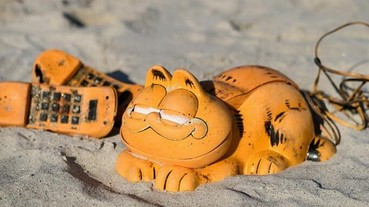 法國海灘30年來不斷漂來神秘的加菲貓電話機，現在終於找到源頭