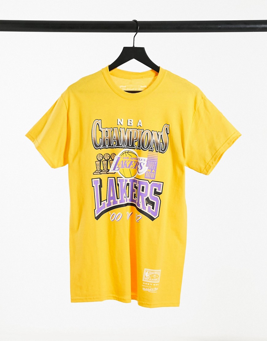 T-shirt by Mitchell & Ness Your new favourite tee Crew neck Short sleeves LA Lakers print to chest R