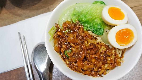 【台北美食】胡饕米粉湯黑白切-公館夜市裡的古早味美食小吃店