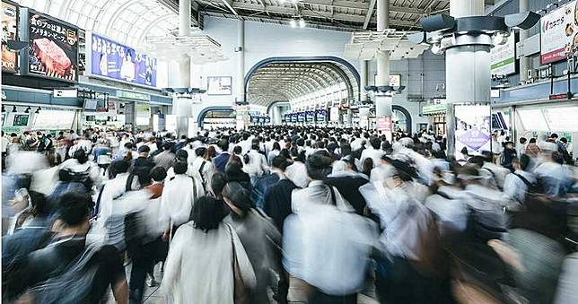 日男發病還擠「滿員電車」通勤　網驚：搭這條線去迪士尼恐中鑣