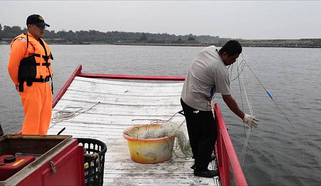 查獲安平漁港違規採補 漁獲雜魚10尾換來面臨至少3萬罰鍰