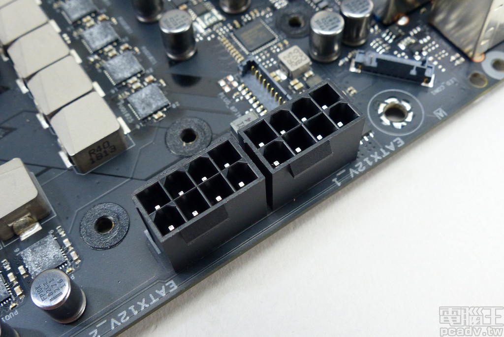 處理器 +12V 電源輸入選擇 2 個 EPS12V 8pin 實心針腳插座