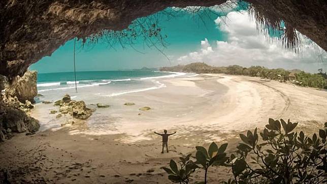 Deretan Pantai Cantik Di Malang Gak Kalah Keren Dari Bali