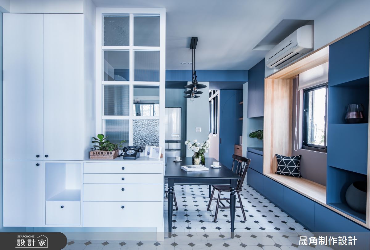 地板使用拋光亮面的黑白菱形紋花磚，簡約的空間中也有些變化。