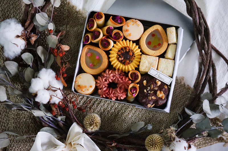 Hananeco/西點餅乾實驗室 ✨ 夢幻餅乾盒第二彈出爐！ 為了呈現小花園繽紛活潑的氛圍，作完才發現一盒竟然有7種餅乾，只能說這堂課比花貓的宗旨好吃、好玩、好美以外，更是高CP值的一堂課呀。