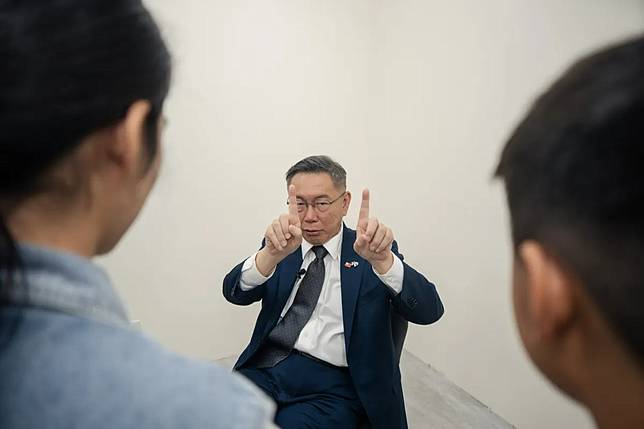 民眾黨總統候選人柯文哲向《少年報導者》小記者展示他少年時期因刻苦寫字，在手指留下的痕跡，同時提到自己人生哲學是「心存善念、盡力而為」。（攝影／王崴漢）