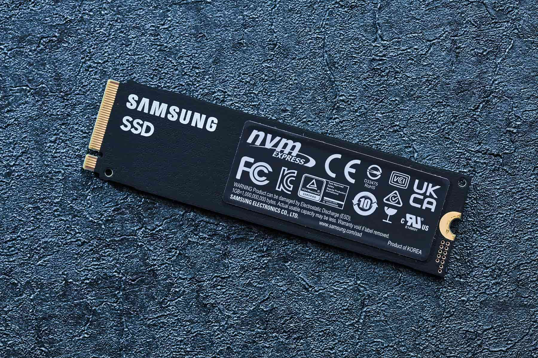 產品背面標示斗大清晰的 Samsung SSD 字樣並配上一張帶銅散熱片的安規標示貼紙。