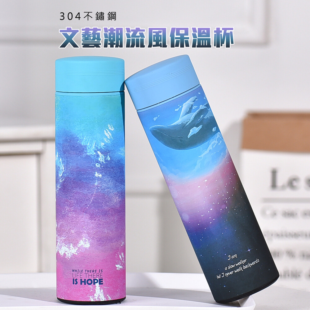 容量450ml 尺寸22.5*6.5cm 材質pp+304不鏽鋼 耐熱溫度-20~100度 顏色星宿紫摩卡鹿鯨歌藍冷霧藍 316不鏽鋼材質長效保溫/保冷文藝圖案設計給人時尚的感覺
