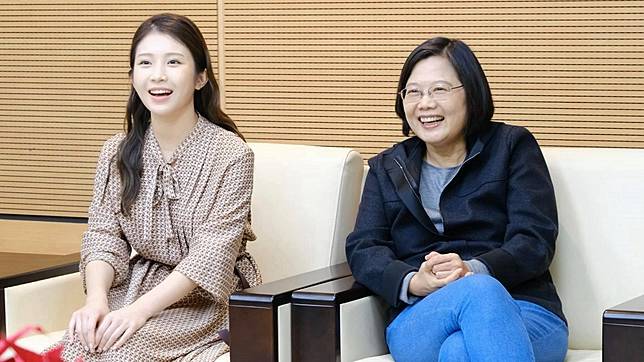 雞排妹(圖左)先前曬出和總統蔡英文的合照。(圖／翻攝自雞排妹臉書)