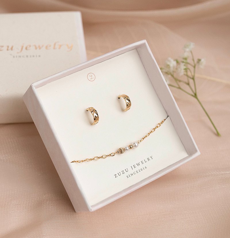 925純銀鍍18k金的菱格紋耳環搭配復古羅紋珍珠手鍊，設計師希望這一份充滿浪漫氛圍的飾品禮盒，能為您傳達最真摯的情感給對方。 （此商品包含禮盒包裝，我們會為您包裝妥當後寄出）