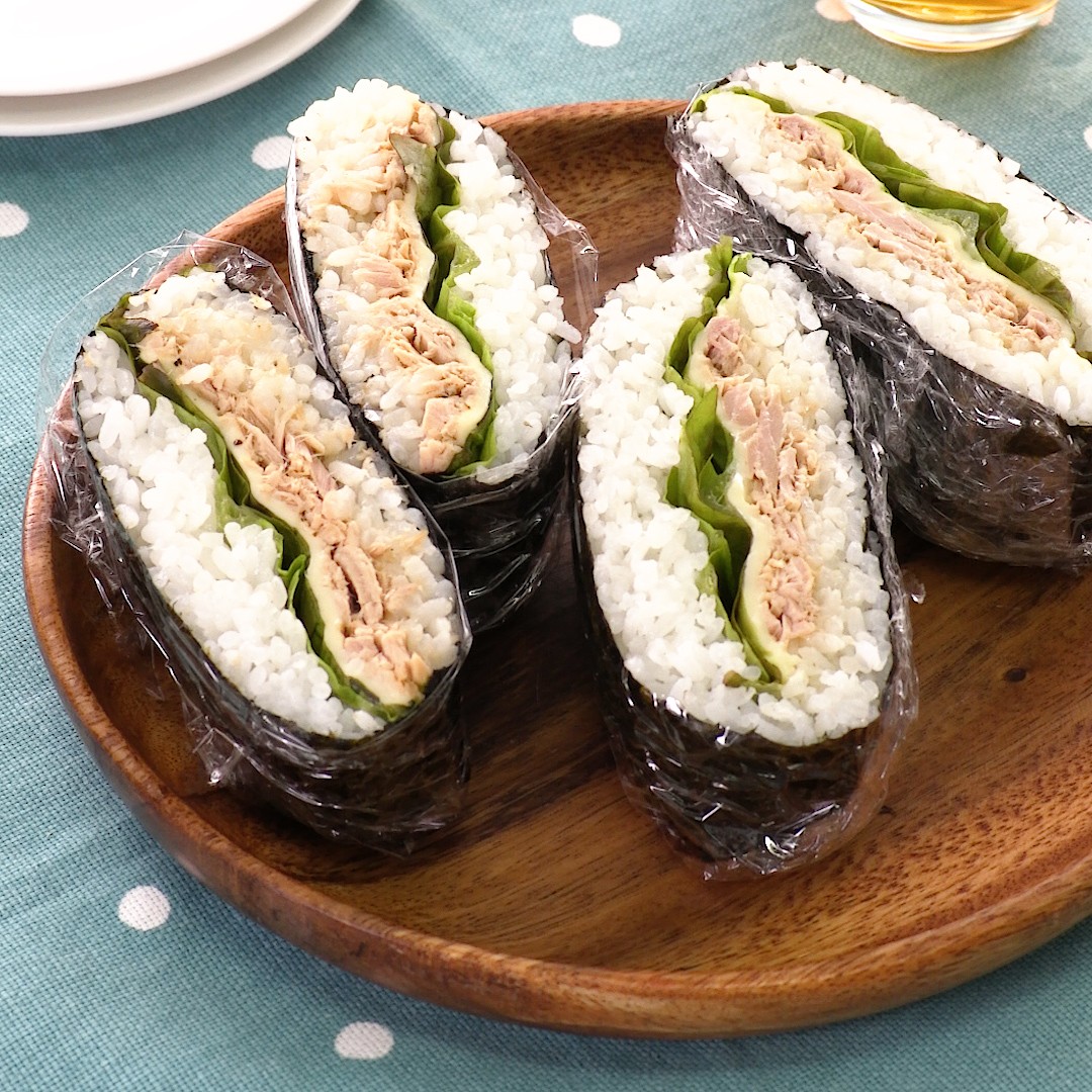 握らないでできあがる おにぎらず 人気の具で作るレシピをご紹介 Delish Kitchenニュース