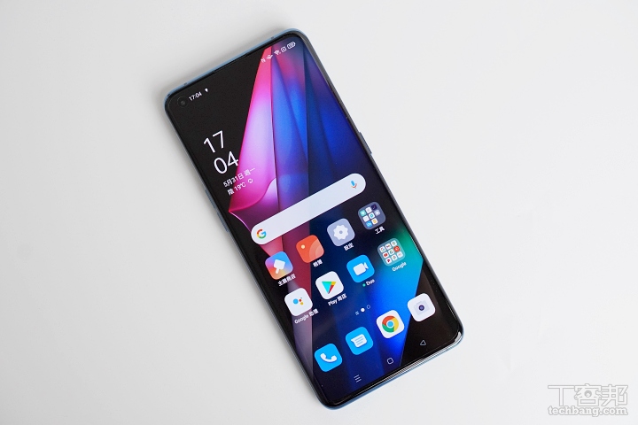 螢幕為 6.7 吋 QHD+ AMOLED 螢幕，支援 120Hz 螢幕更新率、240Hz 觸控採樣率。