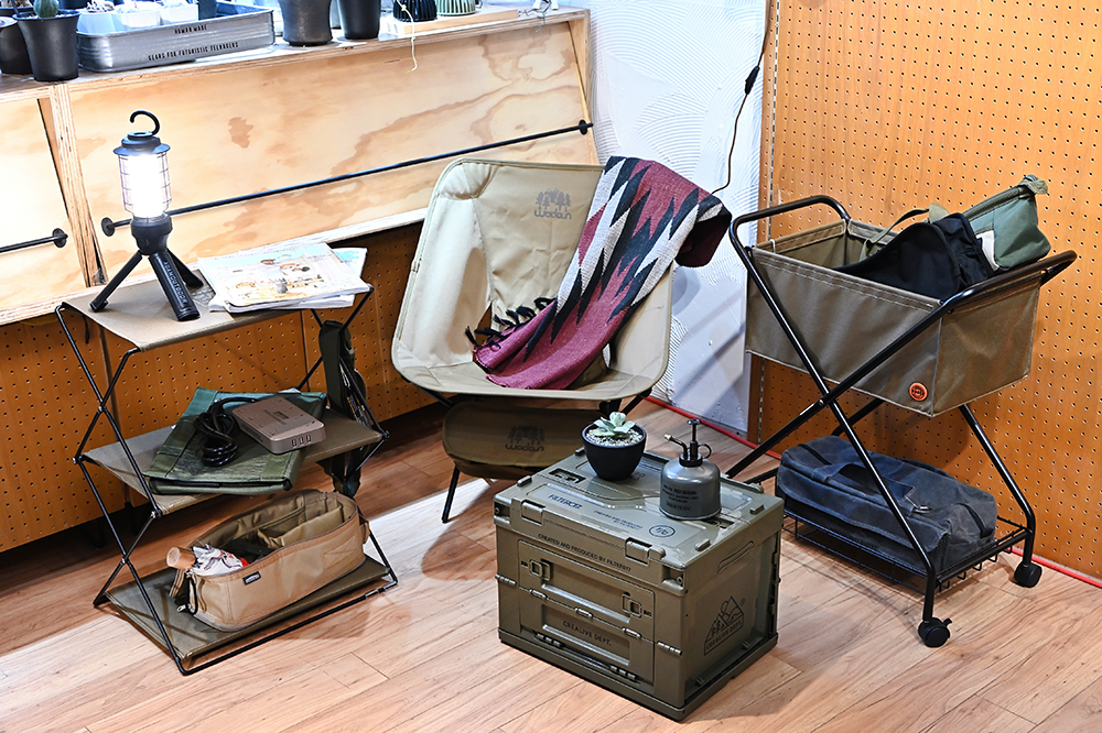 CREALIVE DEPT. 自有品牌的設計商品結合街頭流行、居家生活與戶外元素，例如折疊式三層櫃和折疊收納箱，都是可運用於露營野餐和居家生活的品項。(攝影/Carter)