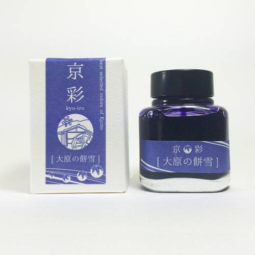 文具店TAG原來的鋼筆墨水Itasa由京都的傳統染織技術栽培技術研製而成。這瓶墨水通過與文具店TAG和京都植物染色研究所合作誕生了。我們開發由京都傳統的染色技術。京都夢幻般的氛圍可以用顏色來表現，難道