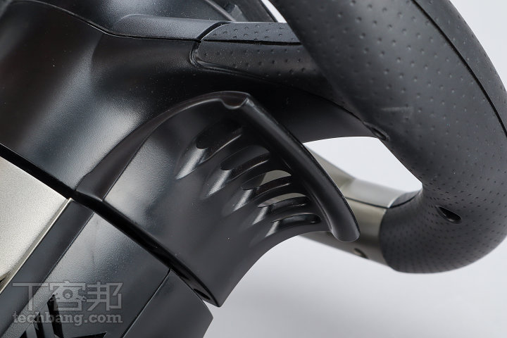 方向盤左右兩側都有蝴蝶翼，同時也可當作換檔撥片使用。