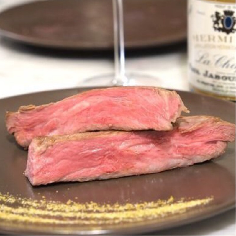 以野草、樹根與橄欖維生，肥育期間大量食用橡樹果實，使其不僅渾身散發特殊橡果香氣，獨特的飲食更令其在脂肪滲透至全身組織時，形成如同牛肉般美麗的大理石紋，經檢驗證實，其脂肪成份多為與橄欖油類似的不飽和脂肪