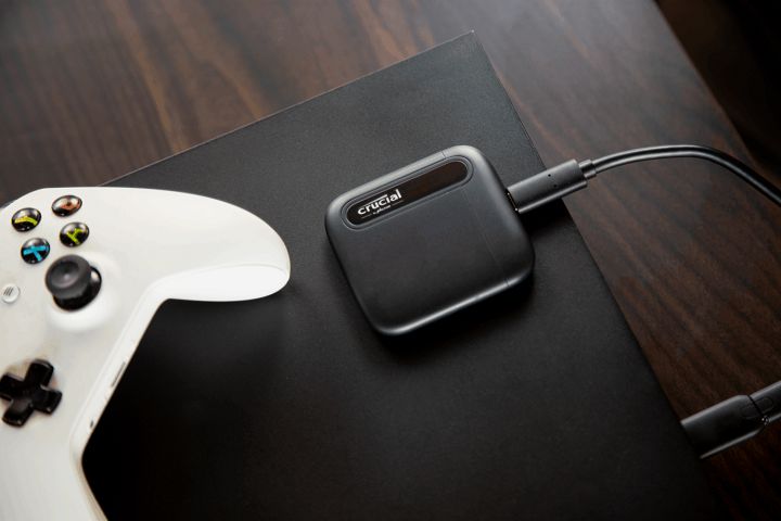 Crucial X6 亦可適用於 PS4、Xbox One 與其他 USB-A 裝置，以擴展遊戲儲存空間。