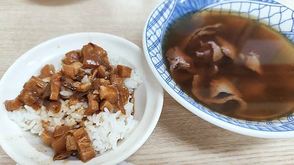 【台南美食】萬林牛肉湯-內用魯肉免費用吃到飽！想吃幾碗都沒有問題
