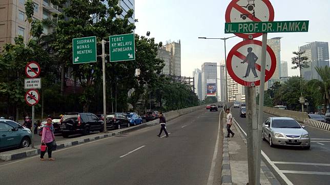 Video Aksi Berbahaya Pemotor Bandel Melawan Arus di JLNT Casablanca