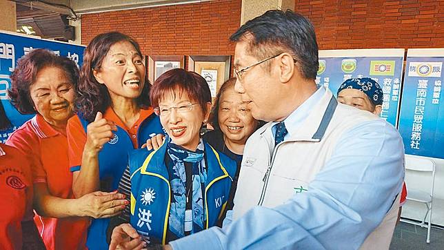 老友相見 柱姐笑擁黃偉哲