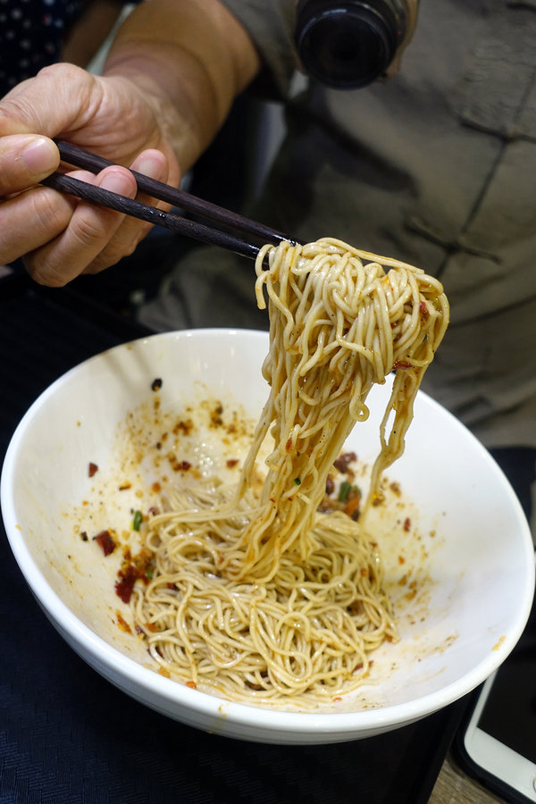 台灣郎正宗牛肉麵-松江南京站好吃牛肉麵，清燉/紅燒/蕃茄/咖哩牛肉麵、油潑抄手麵、手工水餃，中山區牛肉麵推薦(附台灣郎正宗牛肉麵菜單)