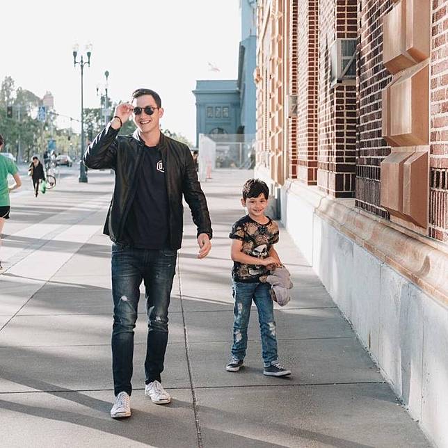 Deretan Foto Bapak dan Anak Ini Ungkap Keseharian Selebriti Saat Jadi Orang Tua. Mulai dari yang Lucu Sampai yang Keren! Like Father Like Son!