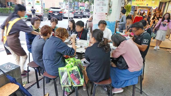 【台北美食】許家邨扁食-台北忠孝SOGO附近的餛飩美食小吃店