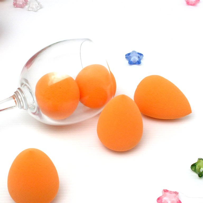 只要一顆美妝蛋就能輕松完成遮瑕, 粉底, 腮紅, 蜜粉等美妝步驟, 令肌膚呈現自然透亮的粉嫩妝感 濕用打底建議使用低溫水<38c 喝飽水的美妝蛋, 使用時會減少吸粉的狀況, 妝容更服貼, 能在上妝同時