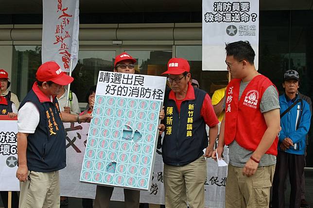 陳情會中進行一個活動，顯示出裡面有三分之二消防栓都是無法正常運作。記者郭政芬／攝影