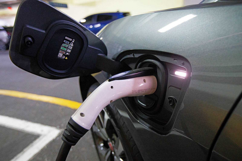 使用專屬100kW直流電快充系統，可在40分鐘內充到80％的電量，7kW則是在10小時內充到80％。（圖／黃耀徵攝）