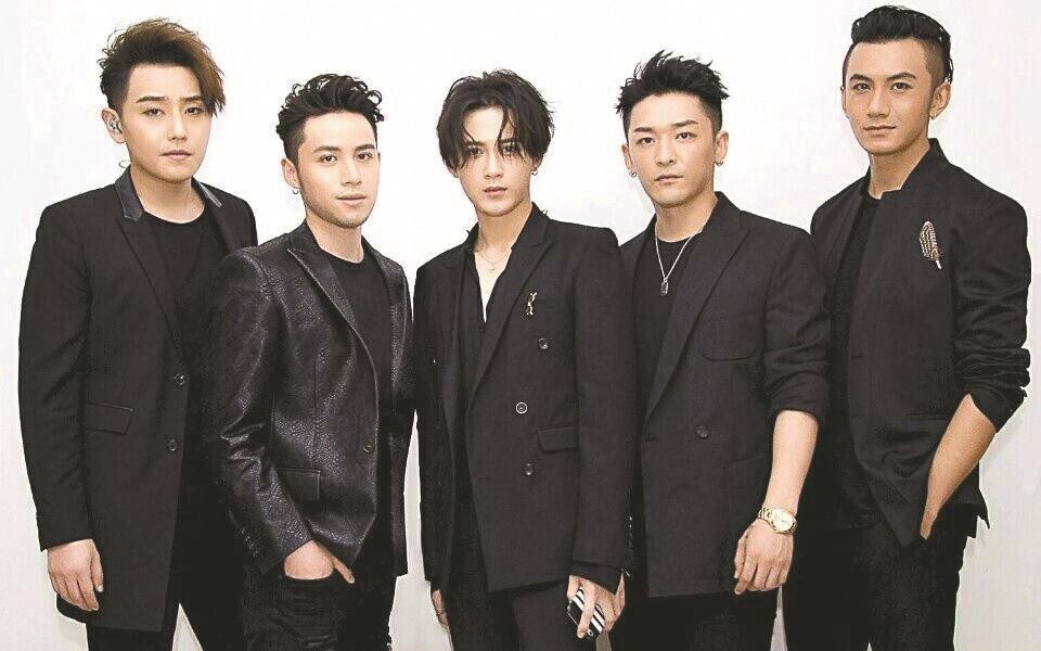 近期爆火男星的青澀舊照！鄧為、成毅風格差異大，陳哲遠、曾舜晞從小顏值就高！