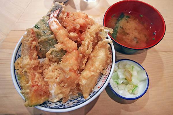 【東京美食】半熟蛋天婦羅 天すけ-下雨天也要排隊的超強名店