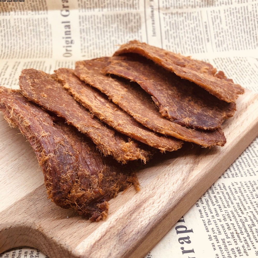 ✨商品特色肉乾香甜帶點微辣，嚕甲嚕刷嘴長假.塞車.下酒菜.伴手禮 必備零嘴 ✨商品規格牛肉乾 80g成分:依圖示標示份量: 依選項，手工測量±5%營養標示請參考圖示保存期限:6個月(未開封)保存方法: