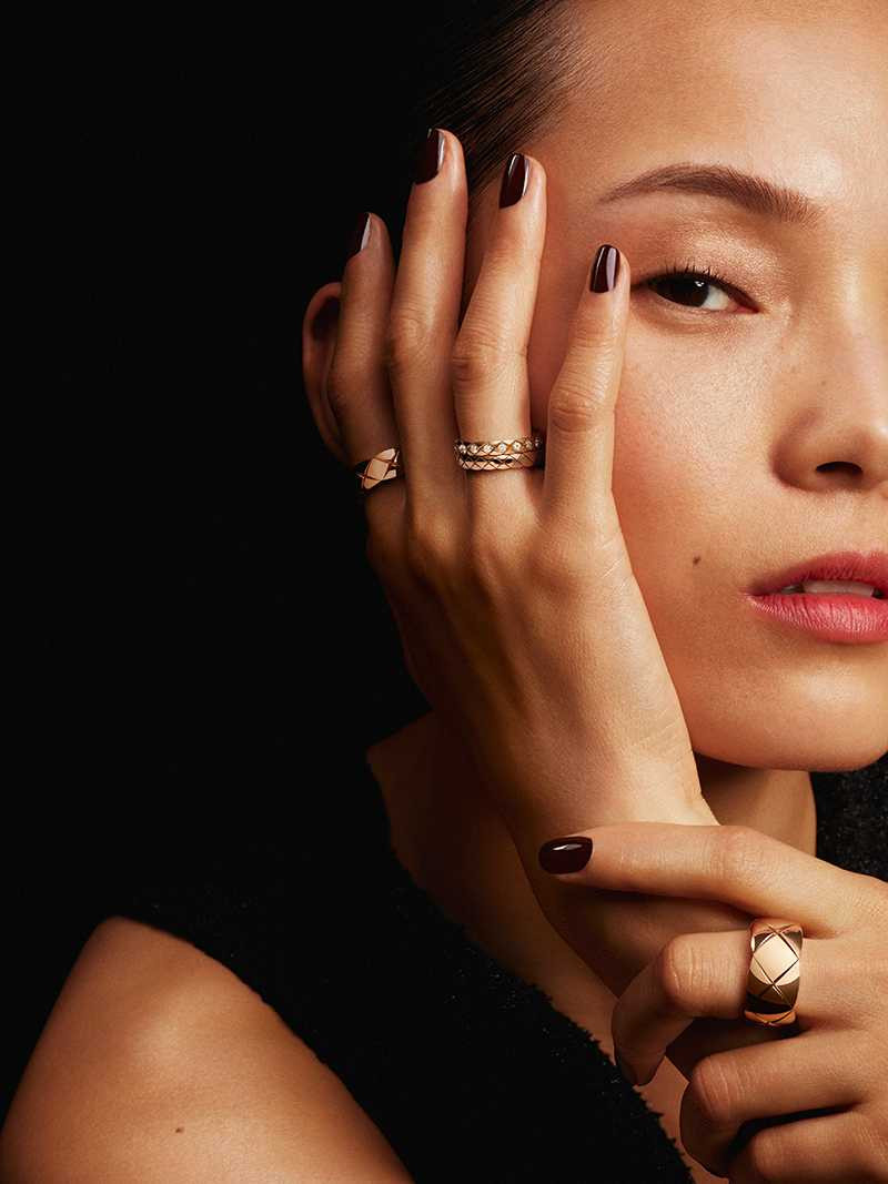 CHANEL「COCO CRUSH系列」高級珠寶，以香奈兒女士最愛的「菱格紋（Matelassé）」為設計靈感。（圖╱CHANEL提供）