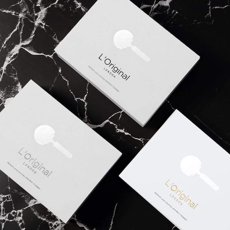 產品特色 成雙成對套裝組，香檳金、太空銀、矅石黑同色任選二款 內含: 二個車用香氛支架，4個香氛膠囊 太空銀套組 搭配香型: 琥珀與玫瑰 矅石黑套組 搭配香型: 皮革與檀香木 香檳金套組 搭配香氛: 