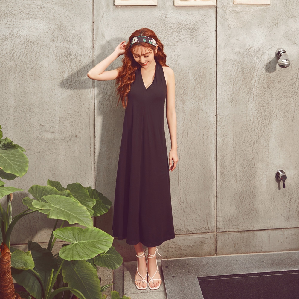 女孩衣櫃都必須擁有的一件洋裝不論是海島旅行or正式場合 都能讓你輕鬆成為目光焦點!COCO CHANEL小姐曾經說過一句話Fashion fades, only the style remains t