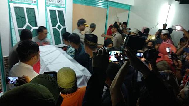 Jenazah almarhum Briptu Anumerta Fandi Setya Nugroho, korban kerusuhan Rutan Mako Brimob tiba di rumah duka.