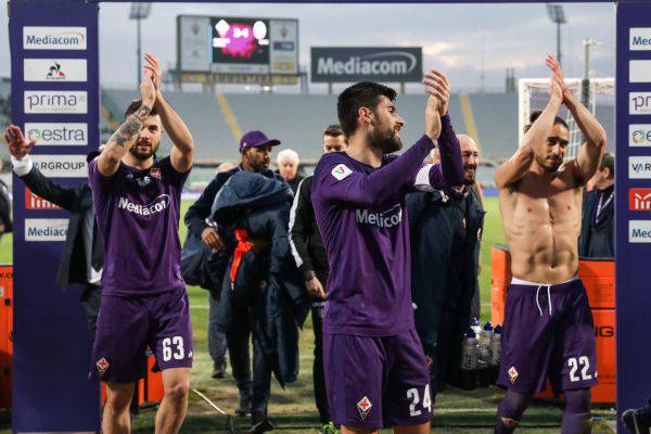 Para pemain Fiorentina menyapa pendukung mereka usai meraih kemenangan 2-1 atas Atalanta di laga 16 besar Coppa Italia