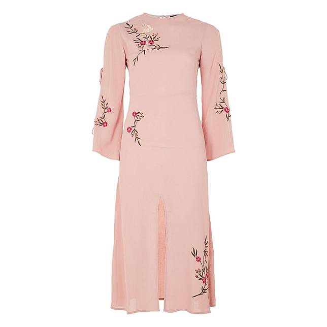 Tampil Berbeda Yuk, Dengan Cara Tambahkan Aksen Bordir Ini ke Pakaian Kamu! Berani Coba?