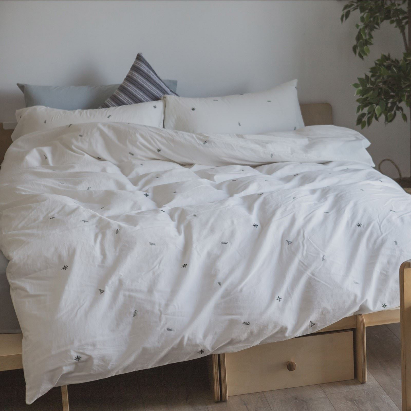 【港澳限定】水洗棉刺繡床包被套組-特大 / 淺青藍+珍珠白仙人掌