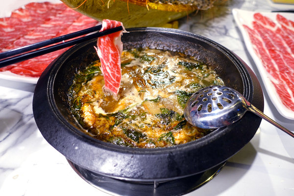 中山區聚餐火鍋推薦-丼賞和食+嗨蝦蝦林森旗艦店，百蝦龍船四人套餐，台北尾牙/謝師宴餐廳，林森北路石頭火鍋+日本料理，超浮誇高CP值百隻蝦龍蝦船大挑戰