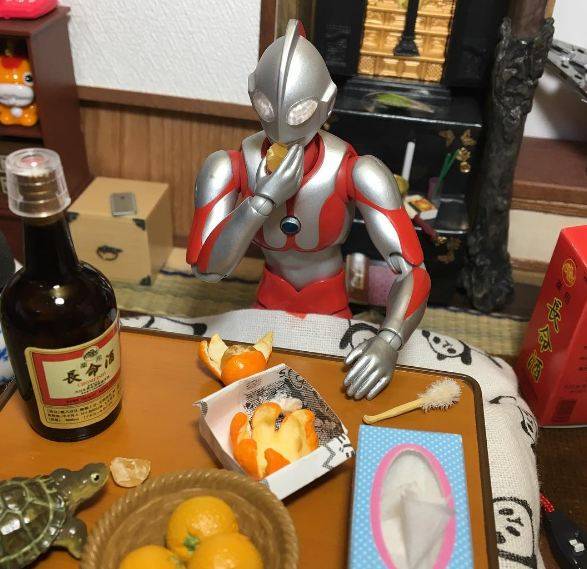 15 Foto Ini Ungkap Keseharian Ultraman Saat Tak Berantas Kejahatan