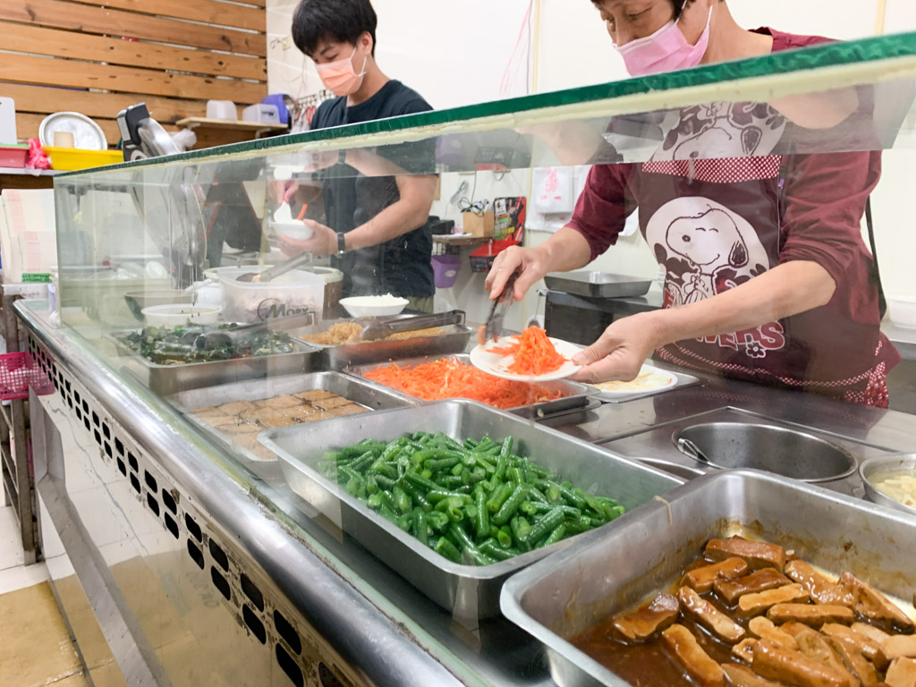 阿偉火雞肉飯｜台南東寧路的銅板美食，$65元還可以選三樣配菜或荷包蛋