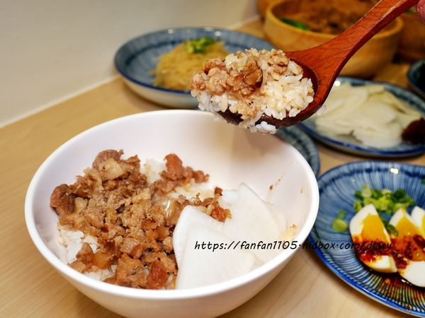 【汐止美食】鄉下人-豬血湯肉燥麵 #古早味 #豬血湯 #燙青菜 #香辣麵 路邊攤價格，冷氣開放文青風店面 (24).JPG