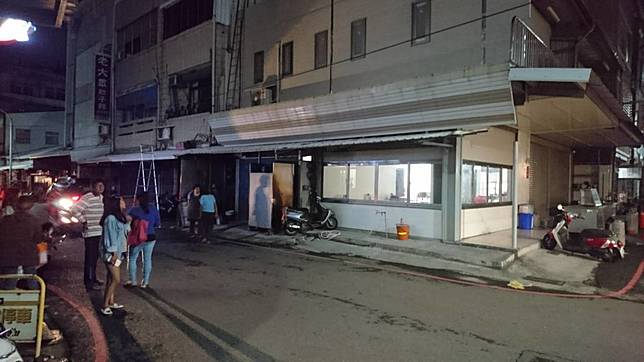 台東市王子麵店店家驚爆虐貓致死，今天凌晨0時許，還有愛貓人士聚在店外試圖搶救其他小貓。記者羅紹平／攝影