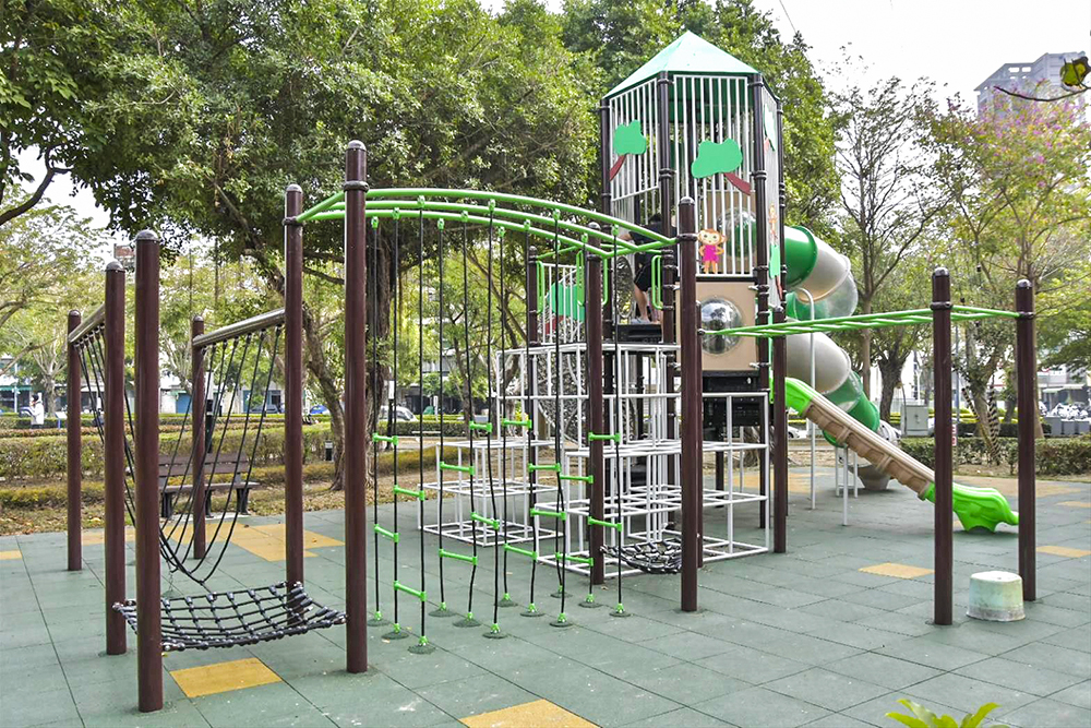鼓山區九如公園繩橋、爬架、天梯等遊樂設施，盡情地玩耍或休憩一整天也不疲累。(圖片提供/高市府工務局養工處)
