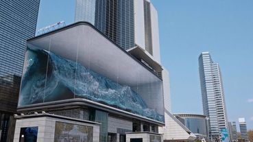 韓國設計公司打造都市玻璃帷幕海浪幻象「Wave」！巨型曲線螢幕化身療癒系公共藝術
