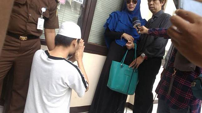 Minta Maaf, Tersangka Penganiayaan Bersujud di Hadapan Adik Presenter Fadli-Fadlan